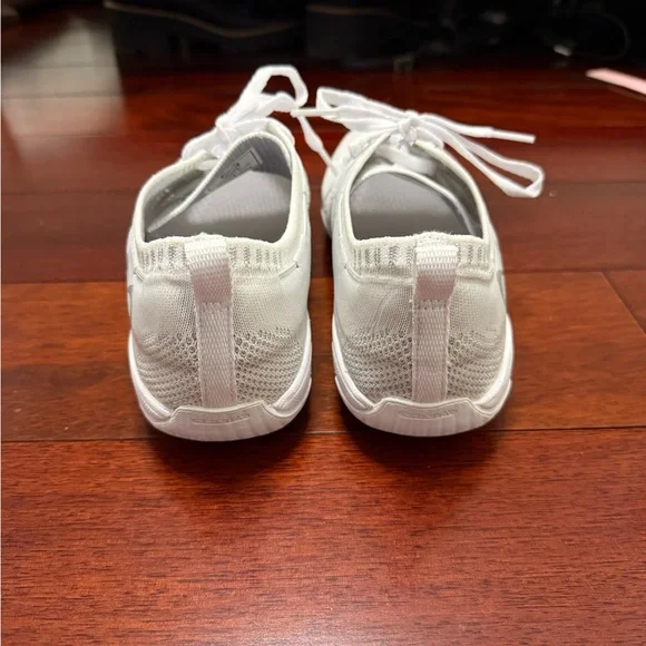 Like new nfinity flyte shoes size 9 - Picture 4 of 5